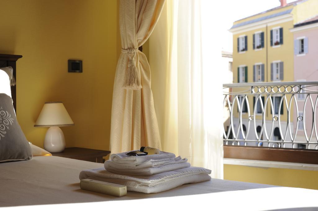 Piazza Azuni 18 Guest House 사사리 외부 사진